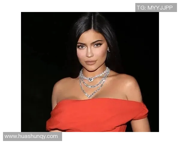 足球明星们为何纷纷倾心于詹娜的魅力与风采解析 足球明星们为何纷纷倾心于詹娜的魅力与风采解析