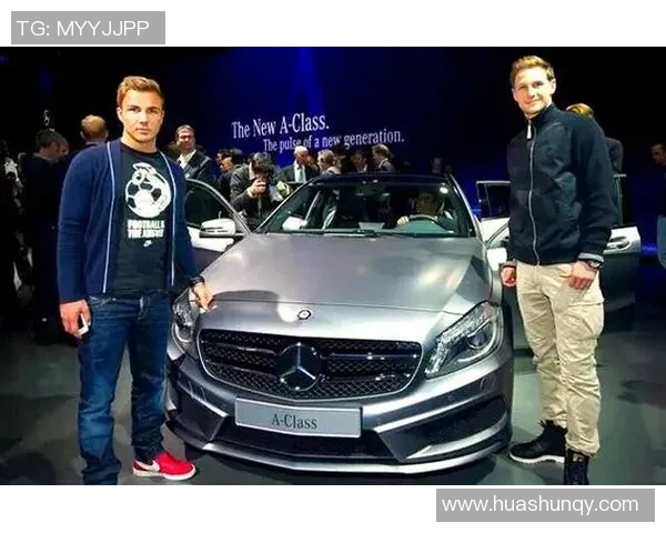 足球明星豪华版揭秘:他们的奢华生活与球场背后的故事 足球明星豪华版揭秘:他们的奢华生活与球场背后的故事